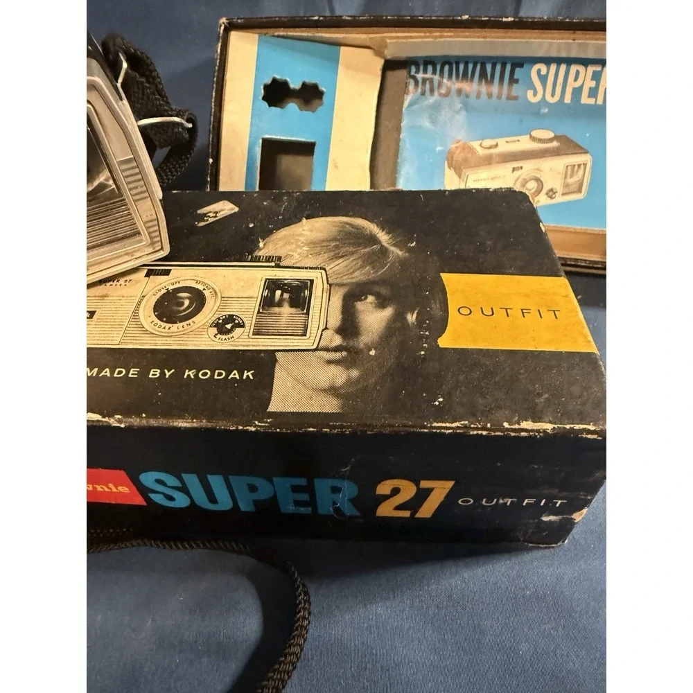 Vintage Kodak Brownie Super 27 Camera  Untested As-is Antique Collectors‎